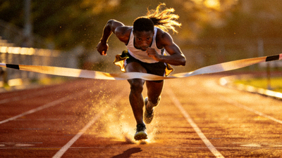 田径比赛百米冲刺瞬间