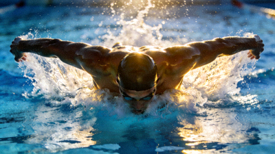 游泳比赛运动员入水瞬间